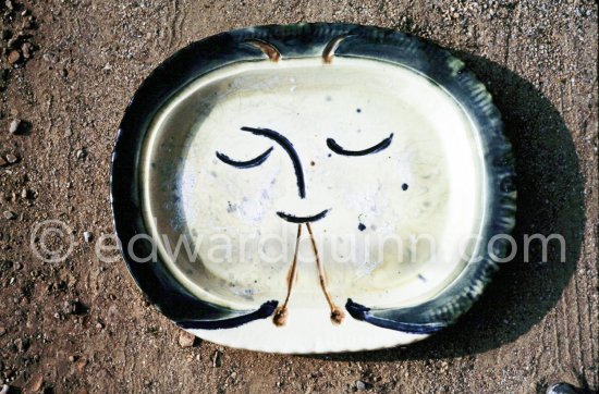 Ceramic photographed 1972 by Quinn for the book: Ramié, Georges. "Céramique de Pablo Picasso", Cercle d'art, Paris 1974. - Photo by Edward Quinn