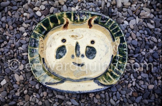 Ceramic photographed 1972 by Quinn for the book: Ramié, Georges. "Céramique de Pablo Picasso", Cercle d'art, Paris 1974. - Photo by Edward Quinn