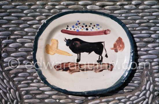 Ceramic photographed 1972 by Quinn for the book: Ramié, Georges. "Céramique de Pablo Picasso", Cercle d'art, Paris 1974. - Photo by Edward Quinn