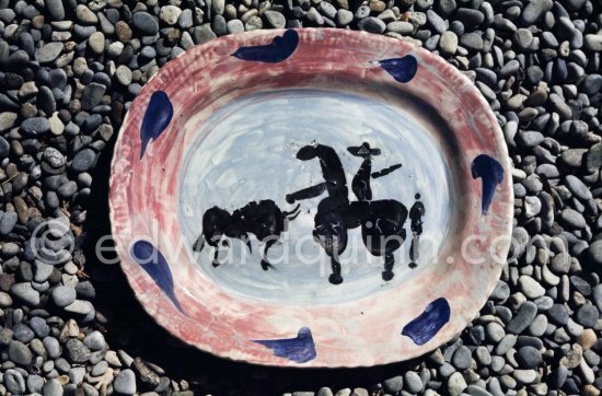 Ceramic photographed 1972 by Quinn for the book: Ramié, Georges. "Céramique de Pablo Picasso", Cercle d'art, Paris 1974. - Photo by Edward Quinn