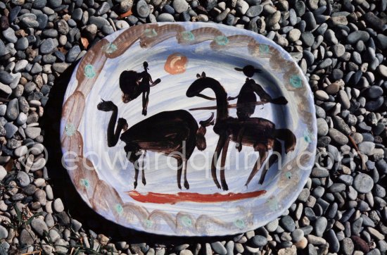 Ceramic photographed 1972 by Quinn for the book: Ramié, Georges. "Céramique de Pablo Picasso", Cercle d'art, Paris 1974. - Photo by Edward Quinn