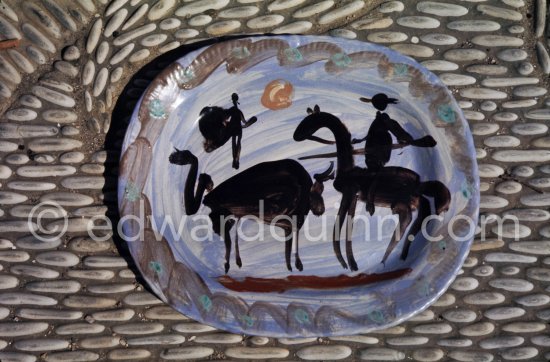 Ceramic photographed 1972 by Quinn for the book: Ramié, Georges. "Céramique de Pablo Picasso", Cercle d'art, Paris 1974. - Photo by Edward Quinn