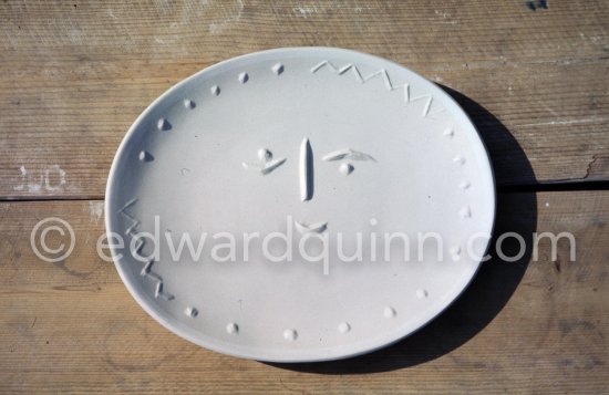 Ceramic photographed 1972 by Quinn for the book: Ramié, Georges. "Céramique de Pablo Picasso", Cercle d'art, Paris 1974. - Photo by Edward Quinn