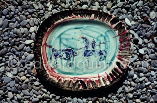 Ceramic photographed 1972 by Quinn for the book: Ramié, Georges. "Céramique de Pablo Picasso", Cercle d'art, Paris 1974. - Photo by Edward Quinn