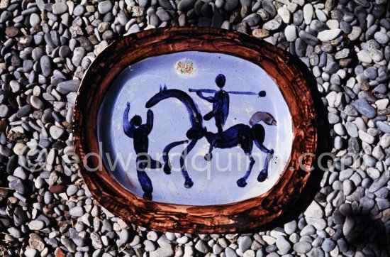 Ceramic photographed 1972 by Quinn for the book: Ramié, Georges. "Céramique de Pablo Picasso", Cercle d'art, Paris 1974. - Photo by Edward Quinn