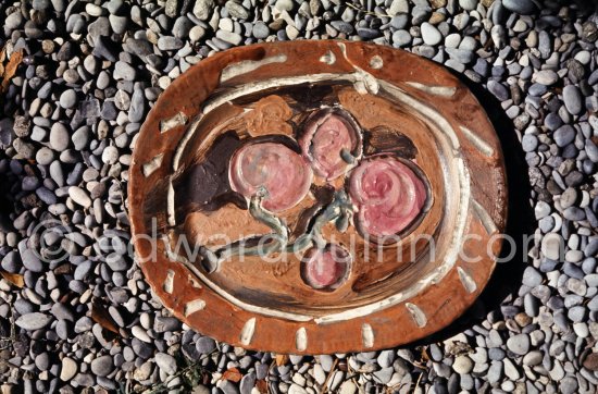 Ceramic photographed 1972 by Quinn for the book: Ramié, Georges. "Céramique de Pablo Picasso", Cercle d'art, Paris 1974. - Photo by Edward Quinn