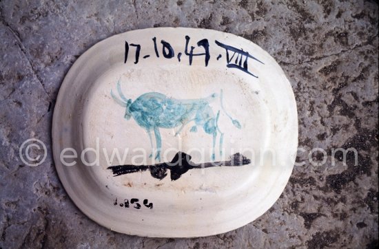 Ceramic photographed 1972 by Quinn for the book: Ramié, Georges. "Céramique de Pablo Picasso", Cercle d'art, Paris 1974. - Photo by Edward Quinn