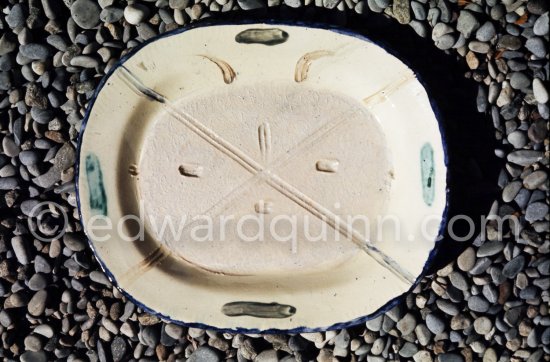 Ceramic photographed 1972 by Quinn for the book: Ramié, Georges. "Céramique de Pablo Picasso", Cercle d'art, Paris 1974. - Photo by Edward Quinn