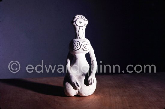 Ceramic photographed 1972 by Quinn for the book: Ramié, Georges. "Céramique de Pablo Picasso", Cercle d'art, Paris 1974. - Photo by Edward Quinn