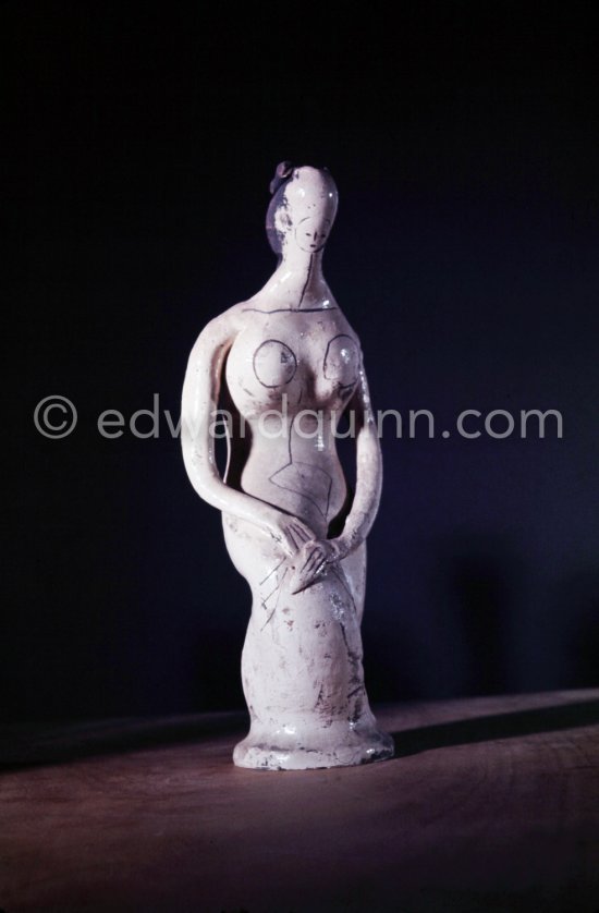 Ceramic photographed 1972 by Quinn for the book: Ramié, Georges. "Céramique de Pablo Picasso", Cercle d'art, Paris 1974. - Photo by Edward Quinn