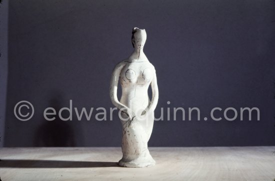 Ceramic photographed 1972 by Quinn for the book: Ramié, Georges. "Céramique de Pablo Picasso", Cercle d'art, Paris 1974. - Photo by Edward Quinn