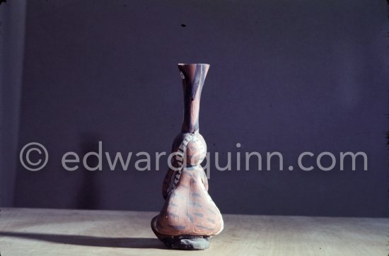 Ceramic photographed 1972 by Quinn for the book: Ramié, Georges. "Céramique de Pablo Picasso", Cercle d'art, Paris 1974. - Photo by Edward Quinn