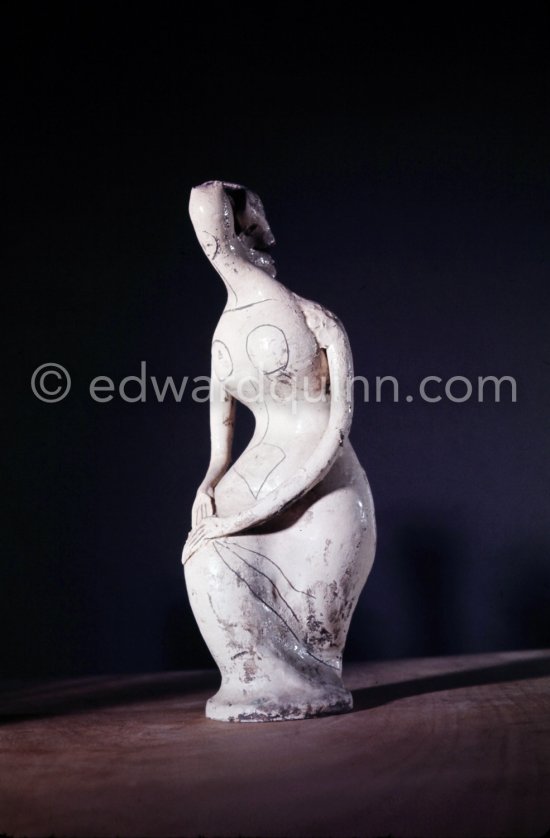 Ceramic photographed 1972 by Quinn for the book: Ramié, Georges. "Céramique de Pablo Picasso", Cercle d'art, Paris 1974. - Photo by Edward Quinn