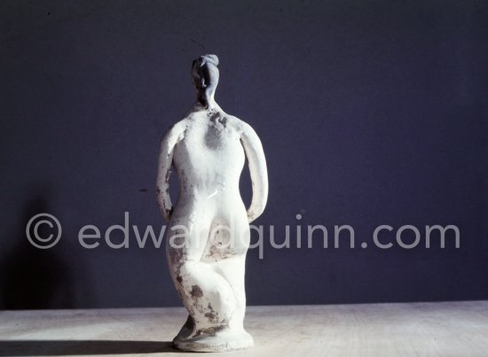 Ceramic photographed 1972 by Quinn for the book: Ramié, Georges. "Céramique de Pablo Picasso", Cercle d'art, Paris 1974. - Photo by Edward Quinn