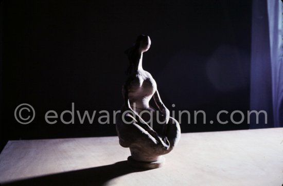 Ceramic photographed 1972 by Quinn for the book: Ramié, Georges. "Céramique de Pablo Picasso", Cercle d'art, Paris 1974. - Photo by Edward Quinn