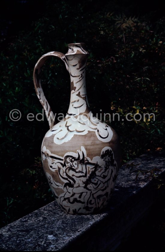 Ceramic photographed 1972 by Quinn for the book: Ramié, Georges. "Céramique de Pablo Picasso", Cercle d'art, Paris 1974. - Photo by Edward Quinn