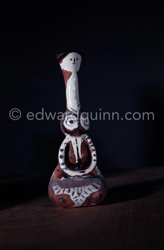 Ceramic photographed 1972 by Quinn for the book: Ramié, Georges. "Céramique de Pablo Picasso", Cercle d'art, Paris 1974. - Photo by Edward Quinn