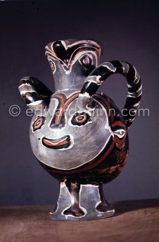 Ceramic photographed 1972 by Quinn for the book: Ramié, Georges. "Céramique de Pablo Picasso", Cercle d'art, Paris 1974. - Photo by Edward Quinn