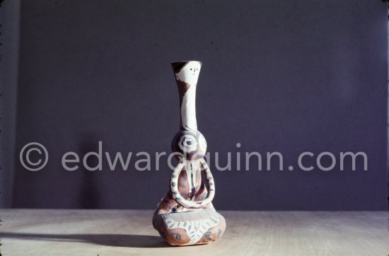 Ceramic photographed 1972 by Quinn for the book: Ramié, Georges. "Céramique de Pablo Picasso", Cercle d'art, Paris 1974. - Photo by Edward Quinn