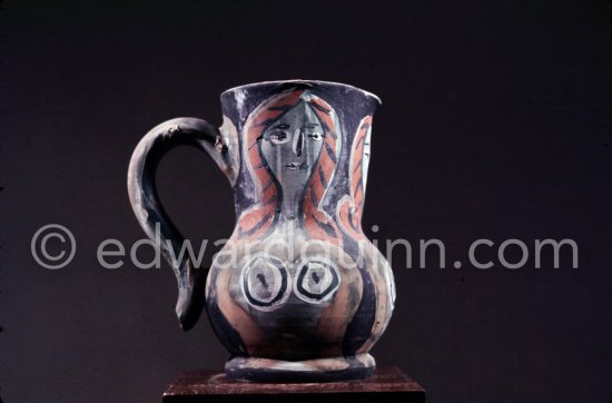 Ceramic photographed 1972 by Quinn for the book: Ramié, Georges. "Céramique de Pablo Picasso", Cercle d'art, Paris 1974. - Photo by Edward Quinn