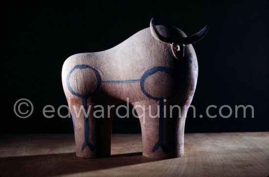 Ceramic photographed 1972 by Quinn for the book: Ramié, Georges. "Céramique de Pablo Picasso", Cercle d'art, Paris 1974. - Photo by Edward Quinn