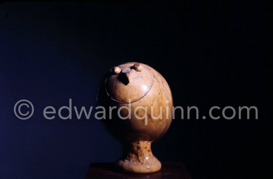 Ceramic photographed 1972 by Quinn for the book: Ramié, Georges. "Céramique de Pablo Picasso", Cercle d'art, Paris 1974. - Photo by Edward Quinn