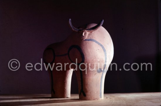 Ceramic photographed 1972 by Quinn for the book: Ramié, Georges. "Céramique de Pablo Picasso", Cercle d'art, Paris 1974. - Photo by Edward Quinn