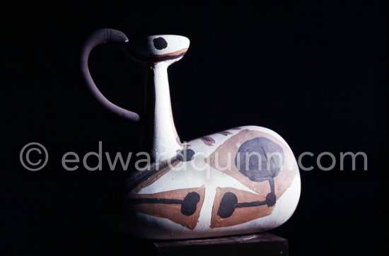 Ceramic photographed 1972 by Quinn for the book: Ramié, Georges. "Céramique de Pablo Picasso", Cercle d'art, Paris 1974. - Photo by Edward Quinn