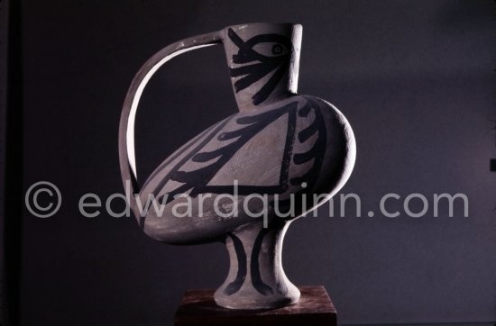 Ceramic photographed 1972 by Quinn for the book: Ramié, Georges. "Céramique de Pablo Picasso", Cercle d'art, Paris 1974. - Photo by Edward Quinn