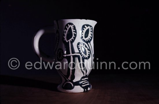 Ceramic photographed 1972 by Quinn for the book: Ramié, Georges. "Céramique de Pablo Picasso", Cercle d'art, Paris 1974. - Photo by Edward Quinn