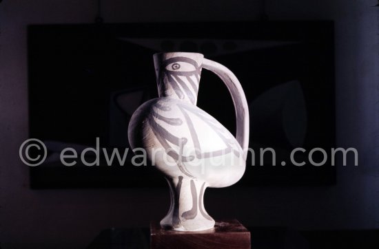 Ceramic photographed 1972 by Quinn for the book: Ramié, Georges. "Céramique de Pablo Picasso", Cercle d'art, Paris 1974. - Photo by Edward Quinn