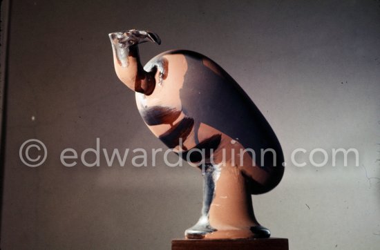 Ceramic photographed 1972 by Quinn for the book: Ramié, Georges. "Céramique de Pablo Picasso", Cercle d'art, Paris 1974. - Photo by Edward Quinn