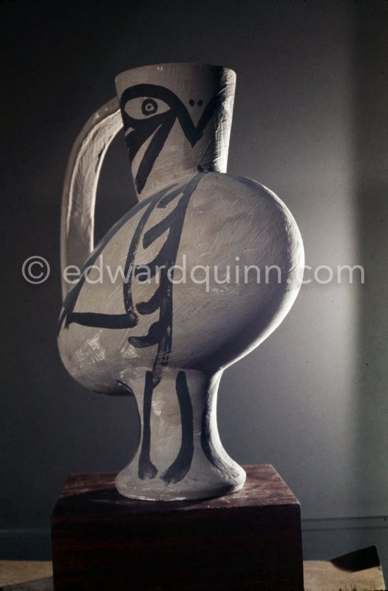 Ceramic photographed 1972 by Quinn for the book: Ramié, Georges. "Céramique de Pablo Picasso", Cercle d'art, Paris 1974. - Photo by Edward Quinn