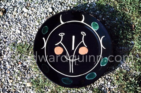 Ceramic photographed 1972 by Quinn for the book: Ramié, Georges. "Céramique de Pablo Picasso", Cercle d'art, Paris 1974. - Photo by Edward Quinn