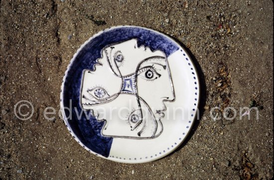 Ceramic photographed 1972 by Quinn for the book: Ramié, Georges. "Céramique de Pablo Picasso", Cercle d'art, Paris 1974. - Photo by Edward Quinn
