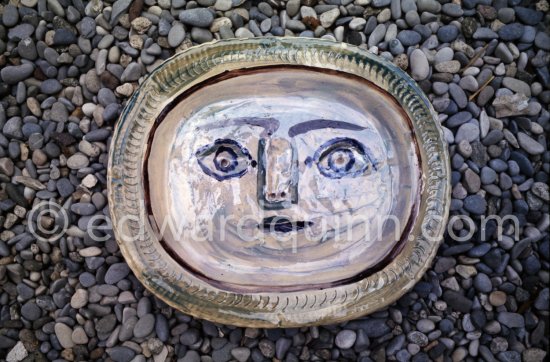 Ceramic photographed 1972 by Quinn for the book: Ramié, Georges. "Céramique de Pablo Picasso", Cercle d'art, Paris 1974. - Photo by Edward Quinn