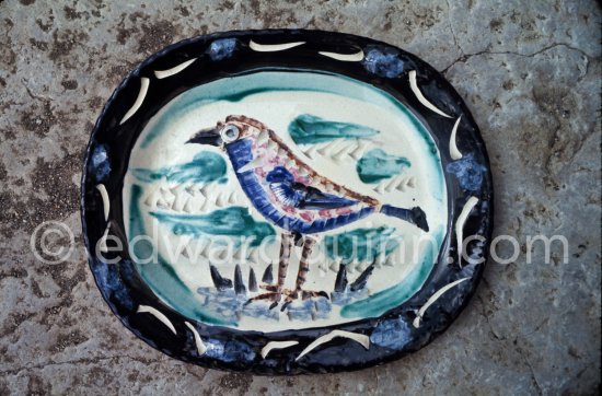 Ceramic photographed 1972 by Quinn for the book: Ramié, Georges. "Céramique de Pablo Picasso", Cercle d'art, Paris 1974. - Photo by Edward Quinn
