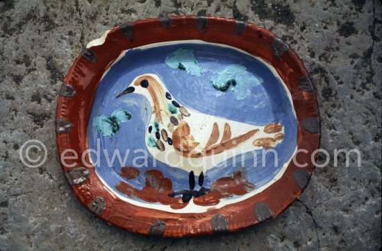 Ceramic photographed 1972 by Quinn for the book: Ramié, Georges. "Céramique de Pablo Picasso", Cercle d'art, Paris 1974. - Photo by Edward Quinn