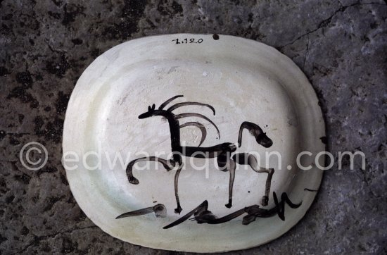 Ceramic photographed 1972 by Quinn for the book: Ramié, Georges. "Céramique de Pablo Picasso", Cercle d'art, Paris 1974. - Photo by Edward Quinn