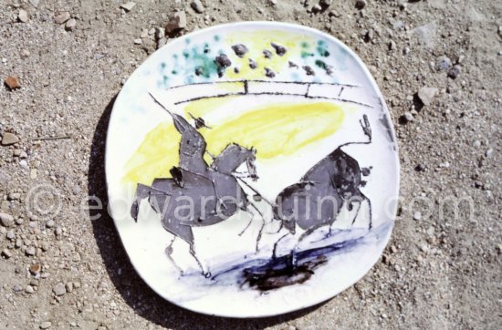 Ceramic photographed 1972 by Quinn for the book: Ramié, Georges. "Céramique de Pablo Picasso", Cercle d'art, Paris 1974. - Photo by Edward Quinn