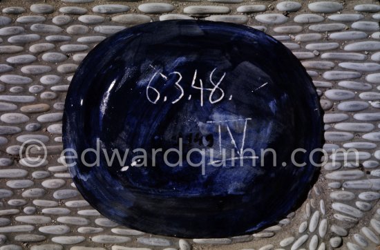 Ceramic photographed 1972 by Quinn for the book: Ramié, Georges. "Céramique de Pablo Picasso", Cercle d'art, Paris 1974. - Photo by Edward Quinn