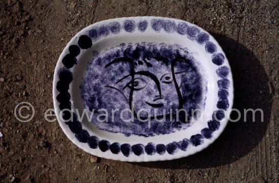 Ceramic photographed 1972 by Quinn for the book: Ramié, Georges. "Céramique de Pablo Picasso", Cercle d'art, Paris 1974. - Photo by Edward Quinn