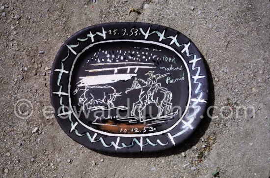 Ceramic photographed 1972 by Quinn for the book: Ramié, Georges. "Céramique de Pablo Picasso", Cercle d'art, Paris 1974. - Photo by Edward Quinn