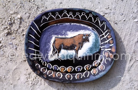 Ceramic photographed 1972 by Quinn for the book: Ramié, Georges. "Céramique de Pablo Picasso", Cercle d'art, Paris 1974. - Photo by Edward Quinn