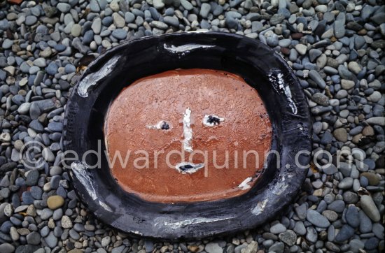 Ceramic photographed 1972 by Quinn for the book: Ramié, Georges. "Céramique de Pablo Picasso", Cercle d'art, Paris 1974. - Photo by Edward Quinn
