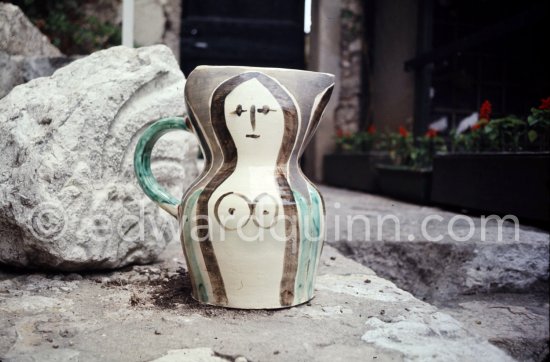 Ceramic photographed 1972 by Quinn for the book: Ramié, Georges. "Céramique de Pablo Picasso", Cercle d'art, Paris 1974. - Photo by Edward Quinn