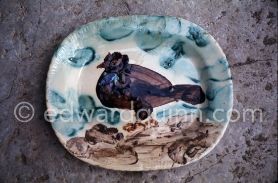 Ceramic photographed 1972 by Quinn for the book: Ramié, Georges. "Céramique de Pablo Picasso", Cercle d'art, Paris 1974. - Photo by Edward Quinn
