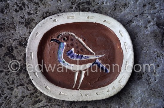 Ceramic photographed 1972 by Quinn for the book: Ramié, Georges. "Céramique de Pablo Picasso", Cercle d'art, Paris 1974. - Photo by Edward Quinn