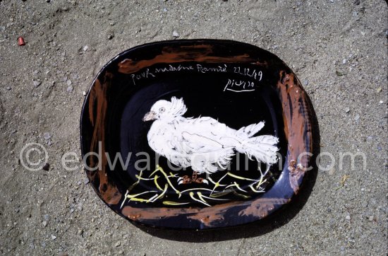 Ceramic photographed 1972 by Quinn for the book: Ramié, Georges. "Céramique de Pablo Picasso", Cercle d'art, Paris 1974. - Photo by Edward Quinn