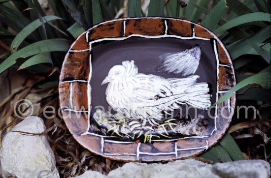 Ceramic photographed 1972 by Quinn for the book: Ramié, Georges. "Céramique de Pablo Picasso", Cercle d'art, Paris 1974. - Photo by Edward Quinn